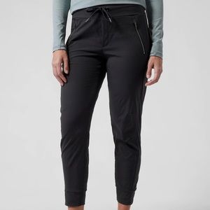 NWT Athleta Trekkie North Jogger Sz 4